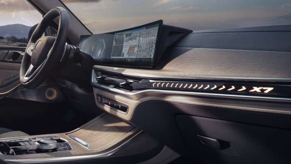 BMW X7 G07 LCI – vue du poste de conduite et du BMW Curved Display côté passager BMW X7 G07 LCI – vue du poste de conduite et du BMW Curved Display côté passager