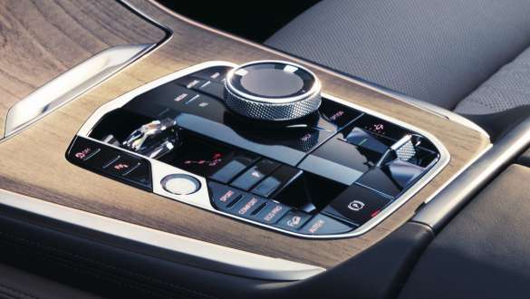 BMW X7 G07 LCI – vue rapprochée de l’applique en verre « CraftedClarity » BMW X7 G07 LCI – vue rapprochée de l’applique en verre « CraftedClarity » sur le poste de commande