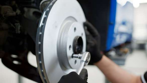 BMW servicehub BMW reparatie en verzorging BMW reparaties en verzorging BMW servicehub BMW servicemedewerker adviseert klant