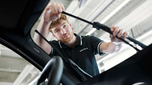 BMW hulp bij pech en ongevallen BMW reparaties en verzorging BMW reparaties en verzorging BMW hulp bij pech en ongevallen man telefoneert