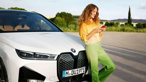 BMW hulp bij pech en ongevallen BMW reparaties en verzorging BMW reparaties en verzorging BMW hulp bij pech en ongevallen man telefoneert