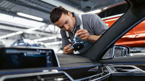 BMW hulp bij pech en ongevallen BMW reparaties en verzorging BMW reparaties en verzorging BMW hulp bij pech en ongevallen man telefoneert