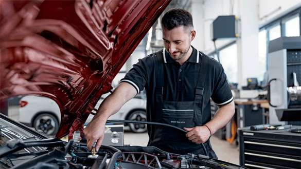 BMW servicehub BMW reparatie en verzorging BMW reparaties en verzorging BMW servicehub BMW servicemedewerker adviseert klant
