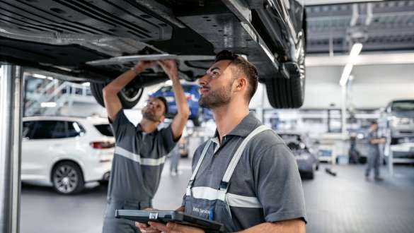 BMW servicehub BMW reparatie en verzorging BMW reparaties en verzorging BMW servicehub BMW servicemedewerker adviseert klant
