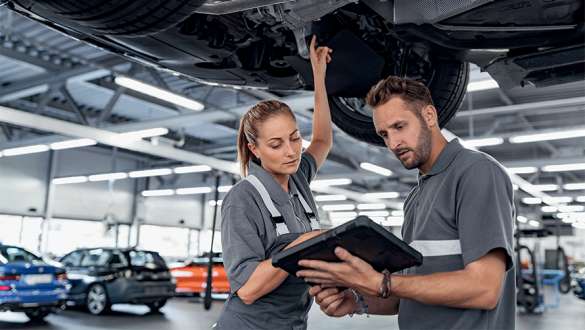 BMW hulp bij pech en ongevallen BMW reparaties en verzorging BMW reparaties en verzorging BMW hulp bij pech en ongevallen man telefoneert