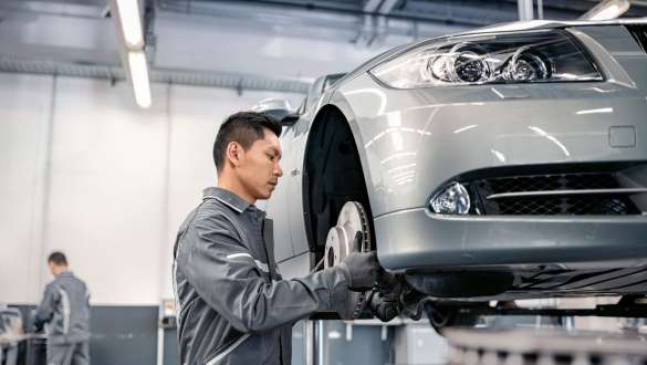 BMW hulp bij pech en ongevallen BMW reparaties en verzorging BMW reparaties en verzorging BMW hulp bij pech en ongevallen man telefoneert