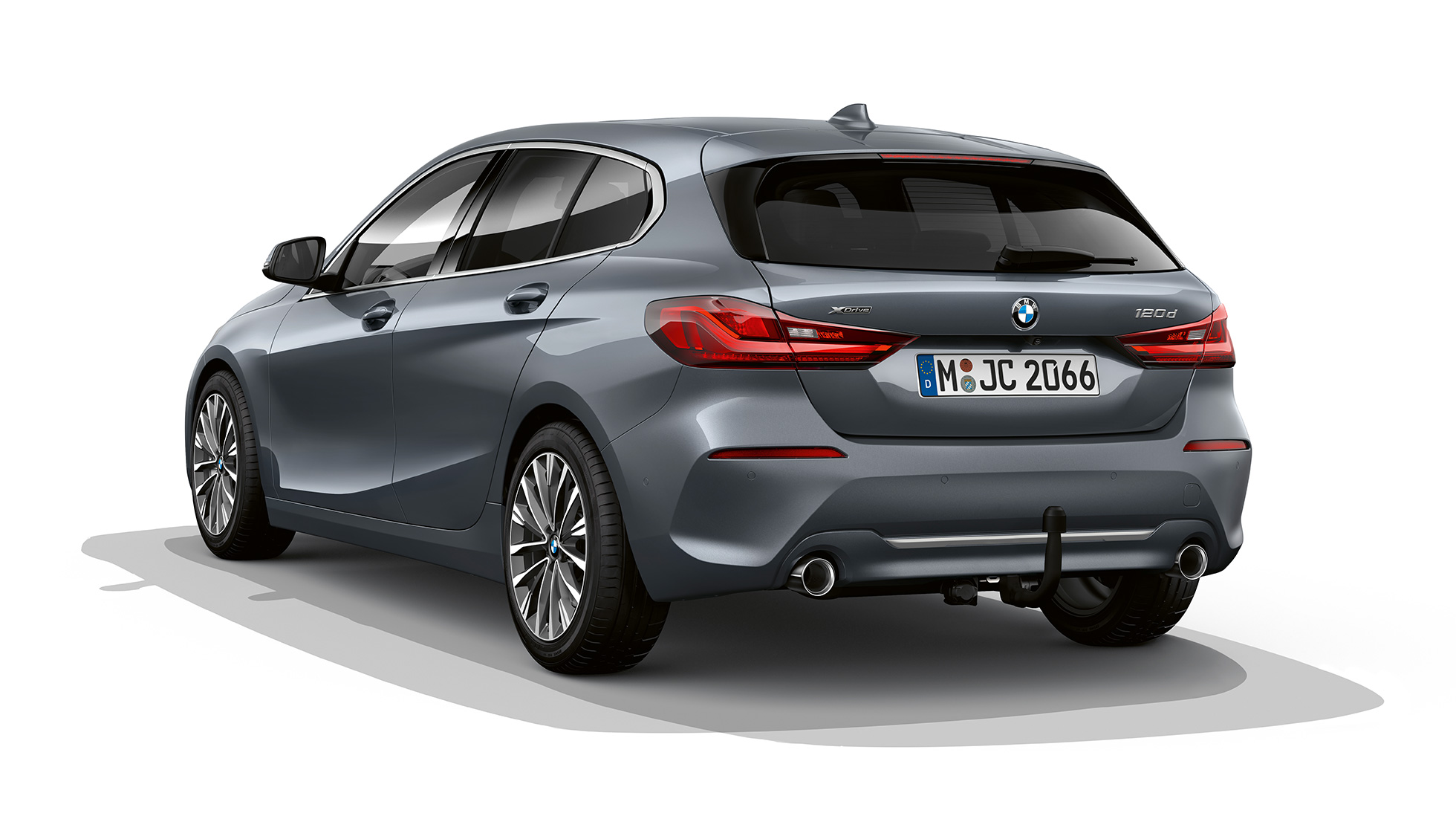 BMW 1er Modell Luxury, Dreiviertel-Heck. BMW 1er Modell Luxury in Storm Bay metallic, Studioaufnahme Dreiviertel-Heck.