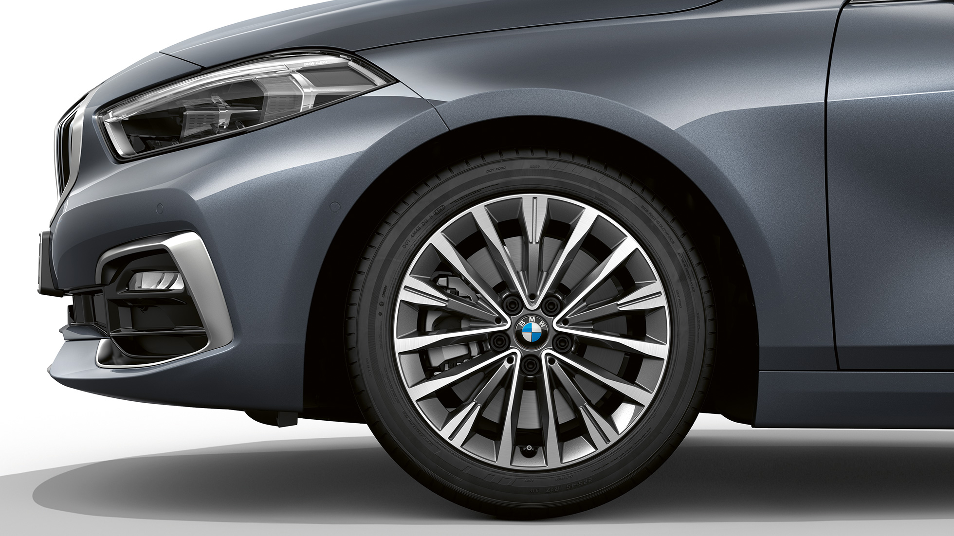 17'' Leichtmetallrad Vielspeiche 547. BMW 1er Modell Luxury in Storm Bay metallic, seitliche Front mit 17'' Leichtmetallrad Vielspeiche 547.