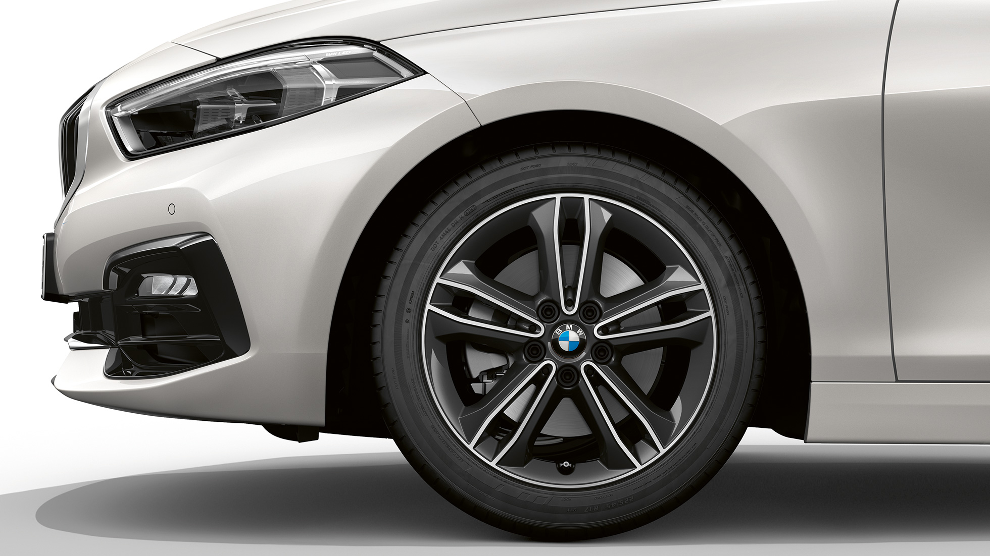 17'' Leichtmetallrad Doppelspeiche 549. BMW 1er Modell Sport in Mineralweiß metallic, seitliche Front mit 17'' Leichtmetallrad Doppelspeiche 549.