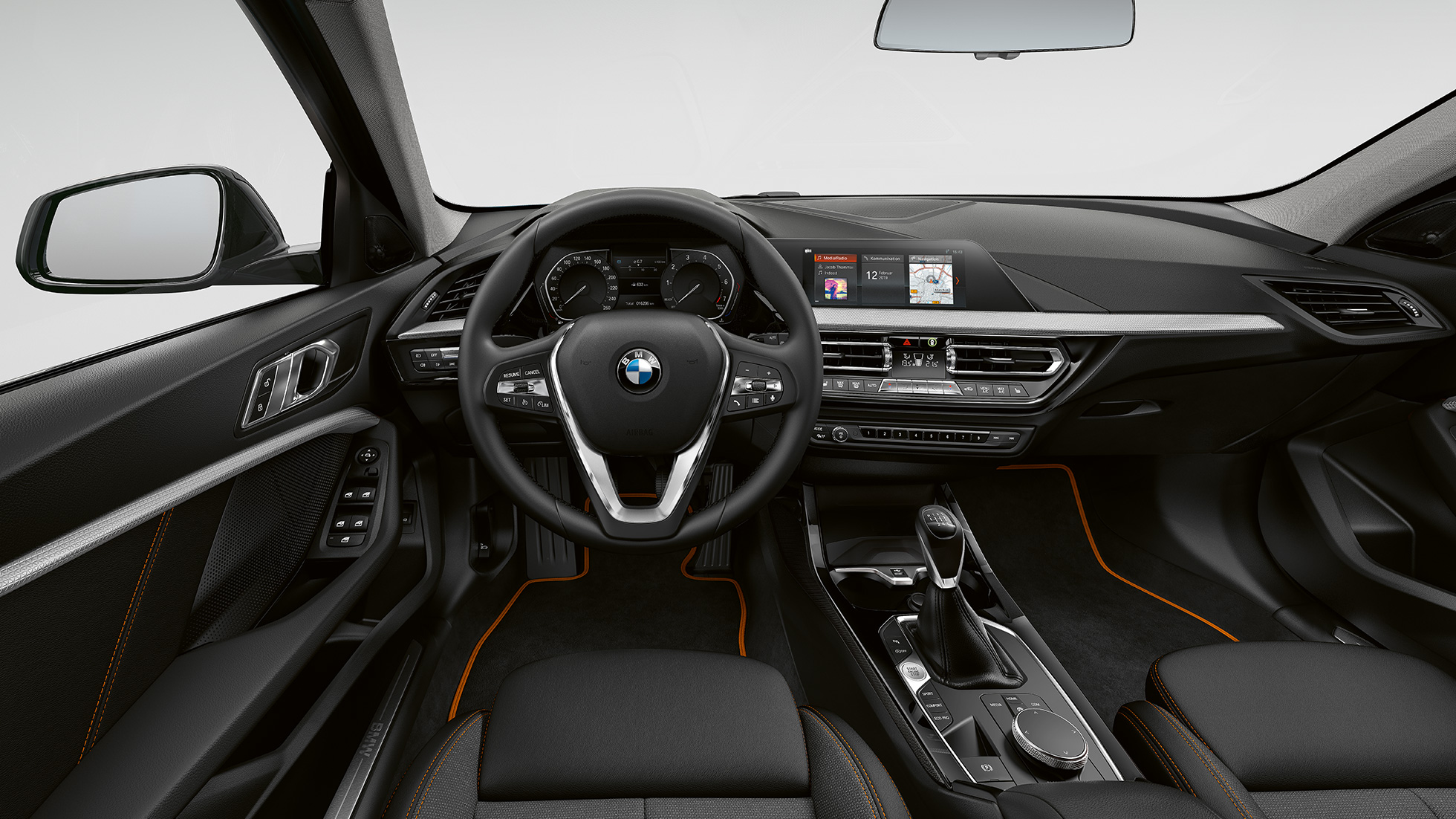Sport-Lederlenkrad. BMW 1er Modell Sport, Cockpit mit Sport-Lederlenkrad.