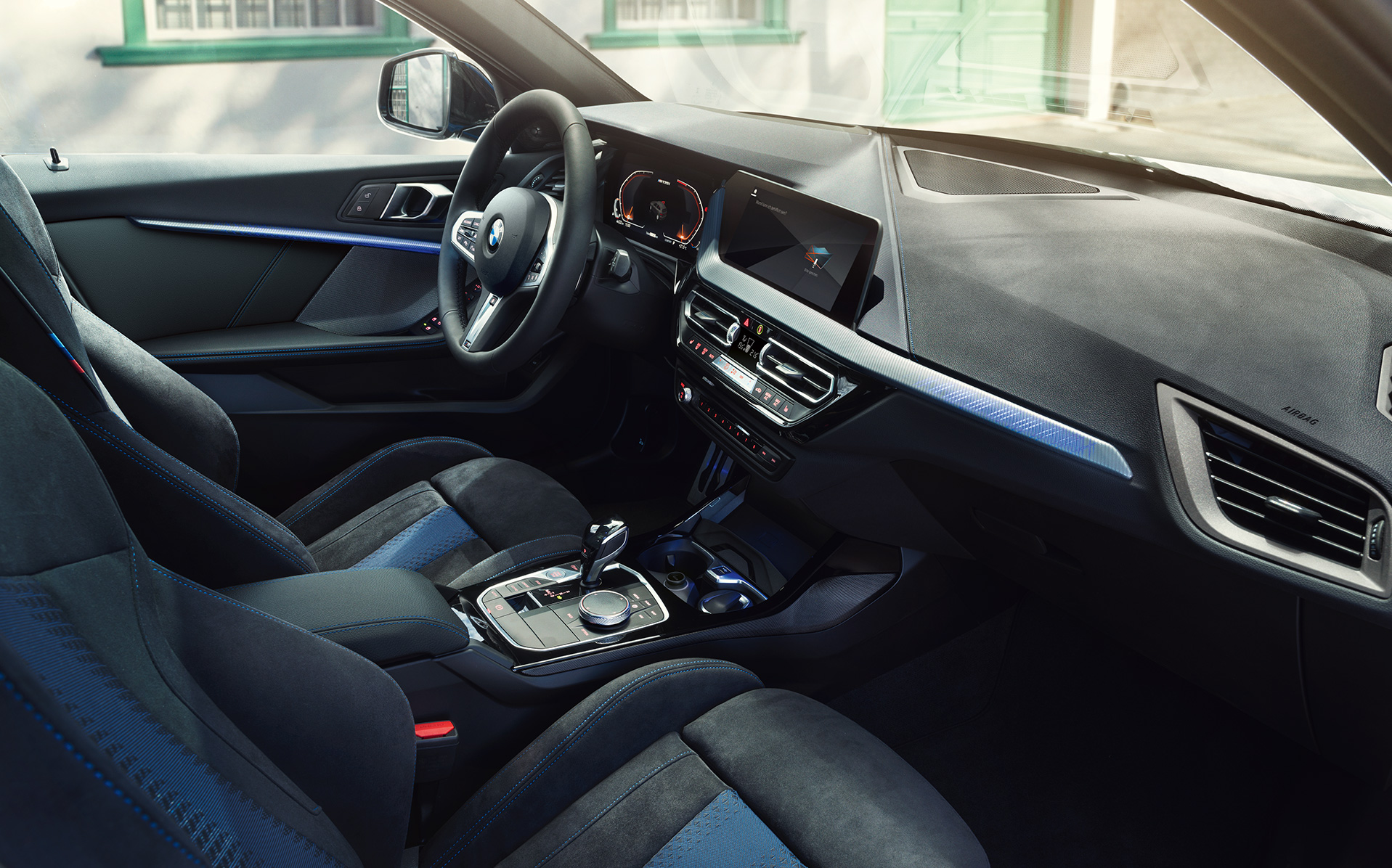 BMW 1er F40 Cockpit mit M Sportsitzen, M Lederlenkrad und illuminierten Interieurleisten