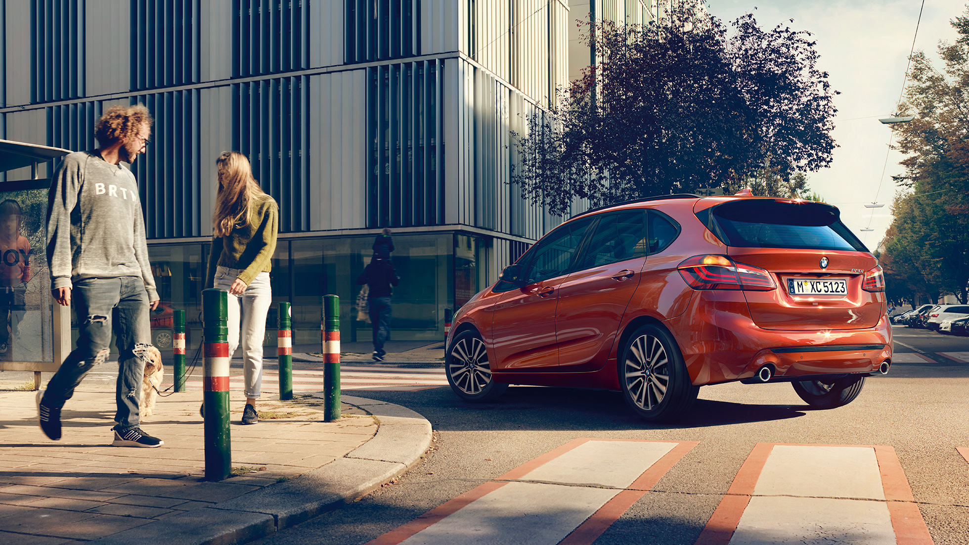 Fahrdynamik BMW 2er Active Tourer F45 Fahrdynamik BMW 2er Active Tourer 220i F45 2018 Sunset Orange metallic Dreiviertel-Heckansicht