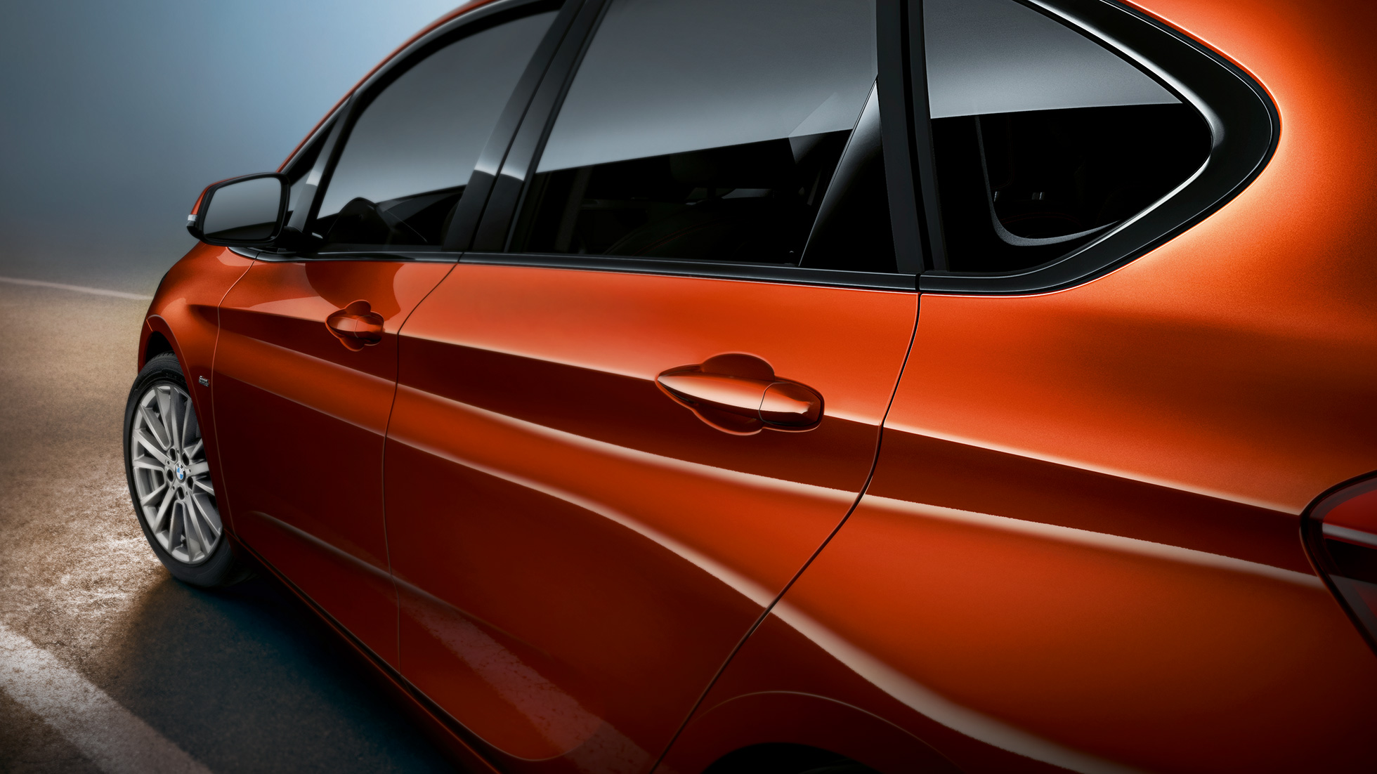 Nahaufnahme Seite BMW 2er Active Tourer F45 BMW 2er Active Tourer F45 Facelift 2018 Sunset Orange metallic Nahaufnahme Seite