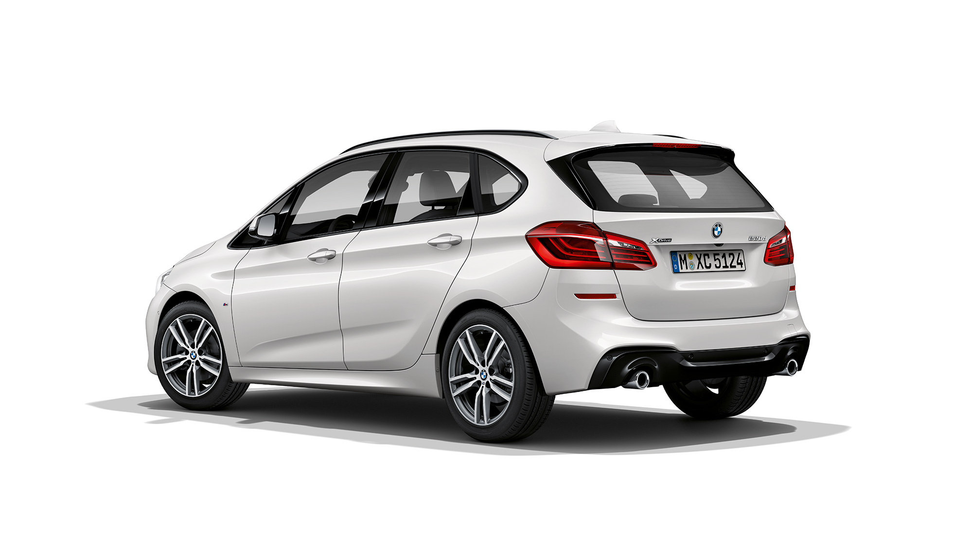 Dreiviertel-Heckansicht BMW 2er Active Tourer Modell M Sport F45 BMW 2er Active Tourer in Weiß 220d xDrive Modell M Sport F45 2018 Mineralweiß metallic Dreiviertel-Heckansicht