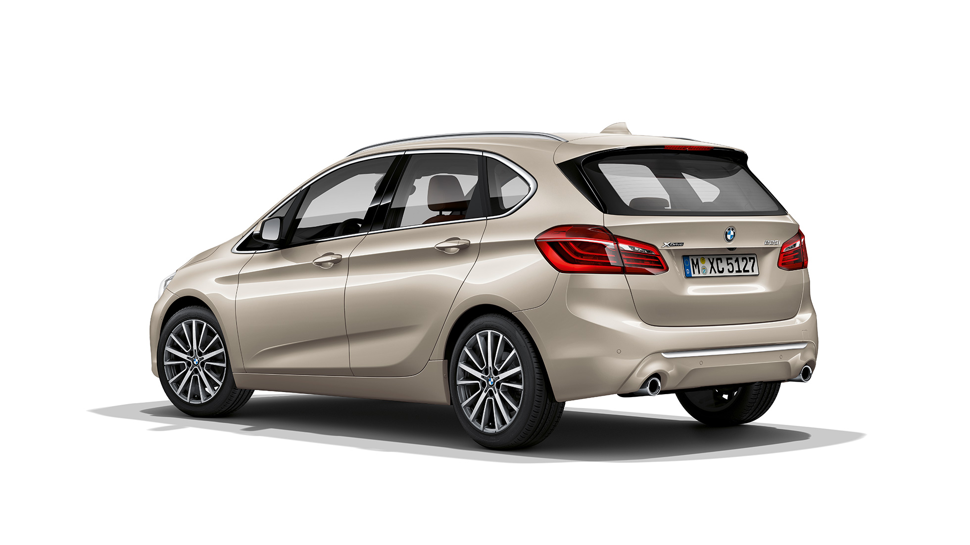 Dreiviertel-Heckansicht BMW 2er Active Tourer Modell Luxury Line F45 BMW 2er Active Tourer Modell Luxury Line 225i xDrive F45 2018 Kaschmirsilber Dreiviertel-Heckansicht