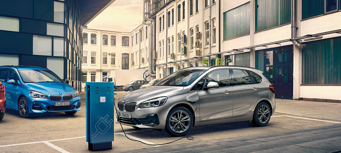 BMW 225xe Active Tourer Plug-in-Hybrid F45 BMW 225xe Active Tourer Plug-in-Hybrid F45 2018 stehend an Aufladestation