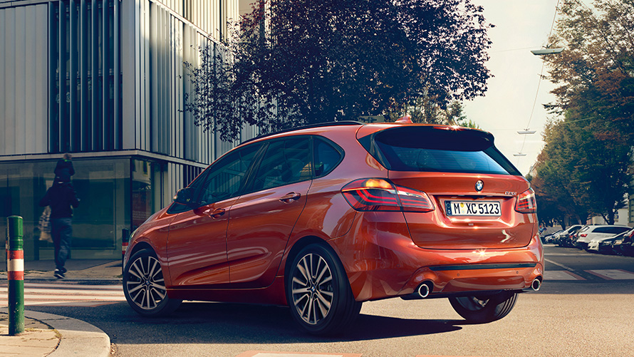 BMW 2er Active Tourer 220i F45 Facelift 2018 Sunset Orange metallic Dreiviertel-Heckansicht fahrend auf Straße 