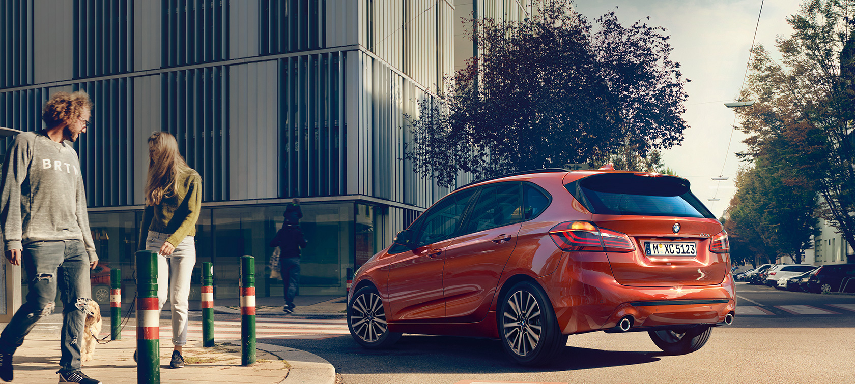 Dreiviertel-Heckansicht BMW 2er Active Tourer 220i F45 BMW 2er Active Tourer 220i F45 Facelift 2018 Sunset Orange metallic Dreiviertel-Heckansicht fahrend auf Straße
