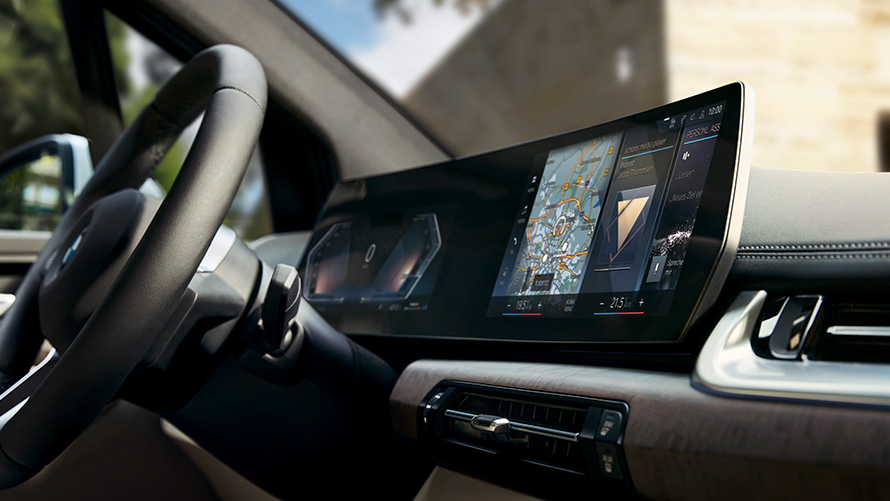 BMW Série 2 Active Tourer U06 2021 – BMW iDrive BMW Série 2 Active Tourer U06 2021 – SE BMW 8 du concept de commande BMW iDrive, gros plan du BMW Curved Display