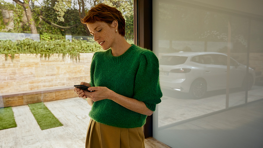 BMW Service Inclusive – femme avec un smartphone en main BMW Service Inclusive – femme avec un smartphone en main