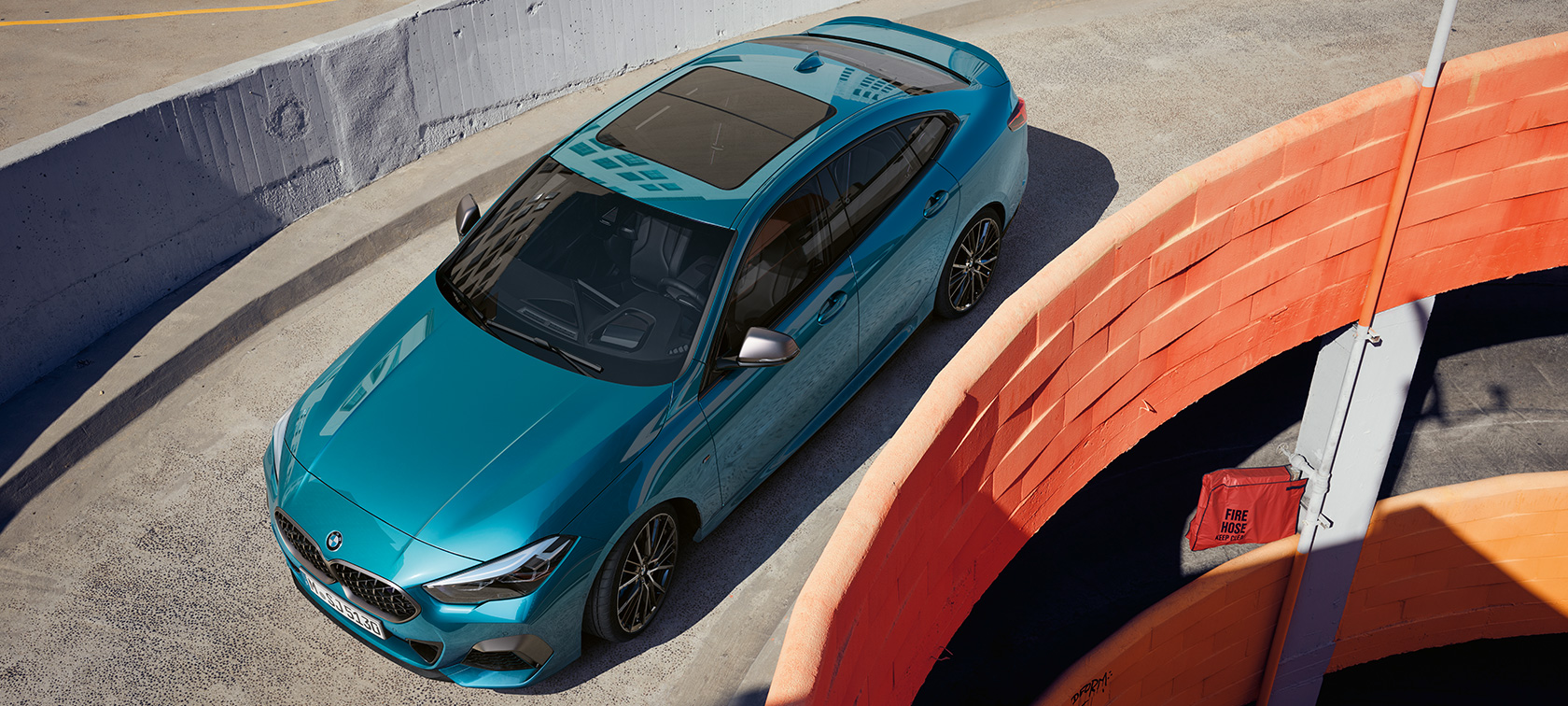 BMW 2er Gran Coupé mit Panorama-Glasdach F44 BMW 2er Gran Coupé mit Panorama-Glasdach Snapper Rocks Blau metallic F44 Vogelperspektive