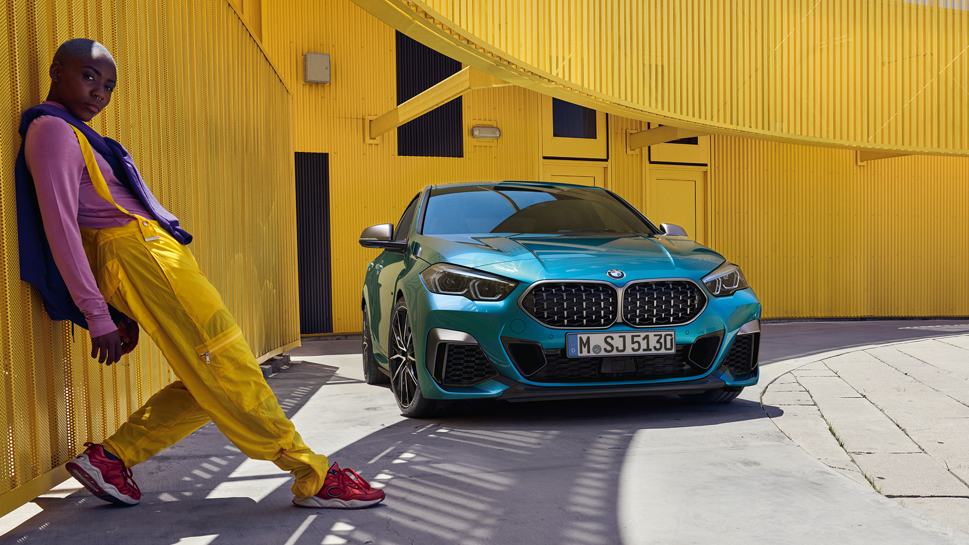 Avant BMW Série 2 Gran Coupé F44 BMW Série 2 Gran Coupé avec doubles naseaux de style Mesh Snapper Rocks Blau metallic F44, vue de trois quarts face