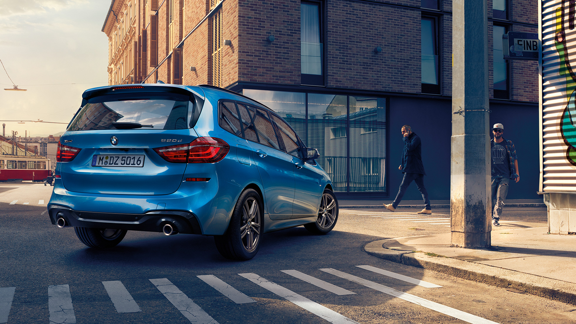 Extérieur de la BMW Série 2 Gran Tourer F46 Extérieur de la BMW Série 2 Gran Tourer 220d xDrive F46 restylage 2018 Misano Blau metallic, vue de trois quarts arrière, en mouvement en centre-ville