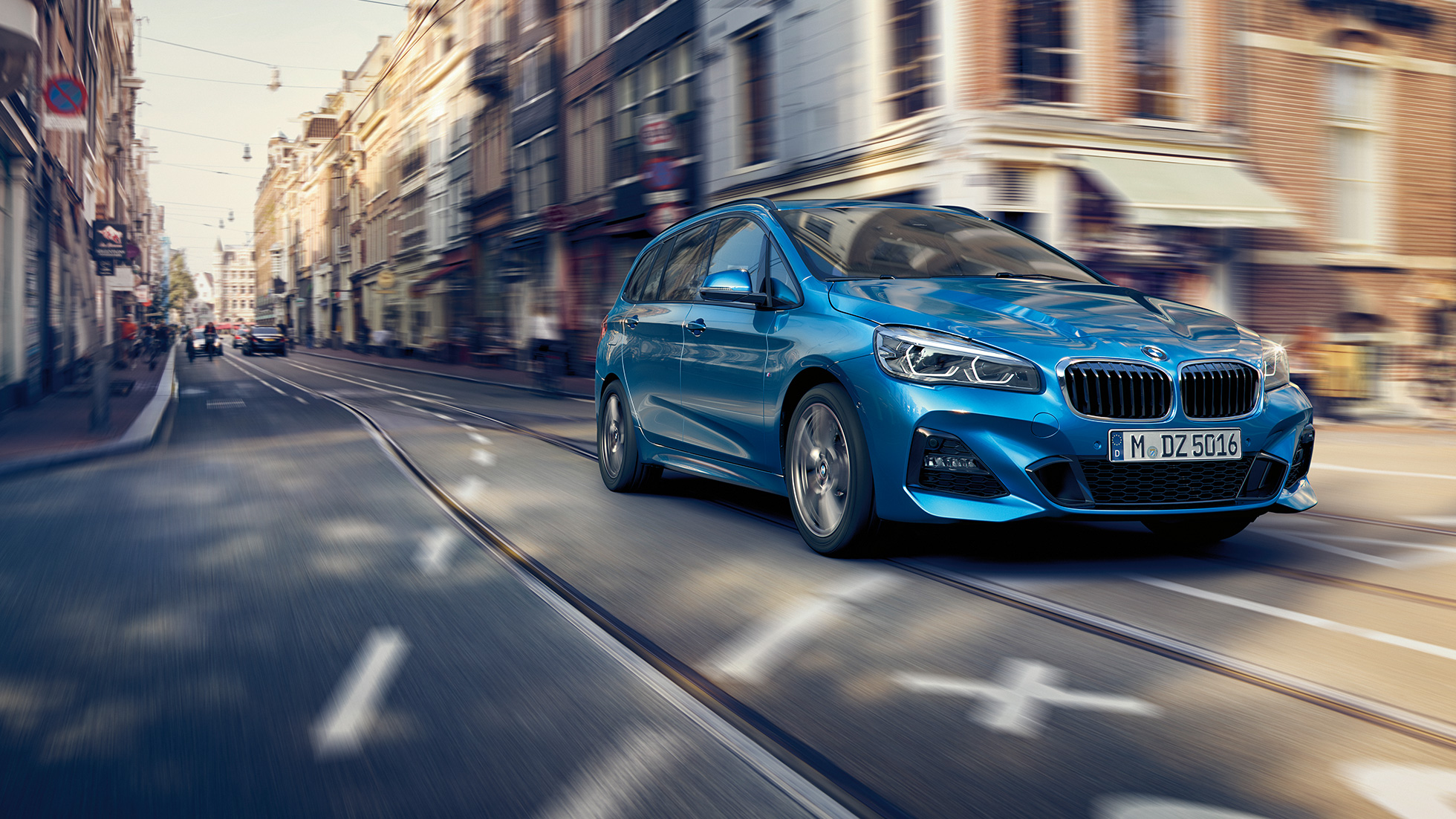 Dynamique de conduite de la BMW série 2 Gran Tourer F46 Dynamique de conduite de la BMW Série 2 Gran Tourer F46 2018 Misano Blau metallic, vue de trois quarts avant, en mouvement en centre-ville
