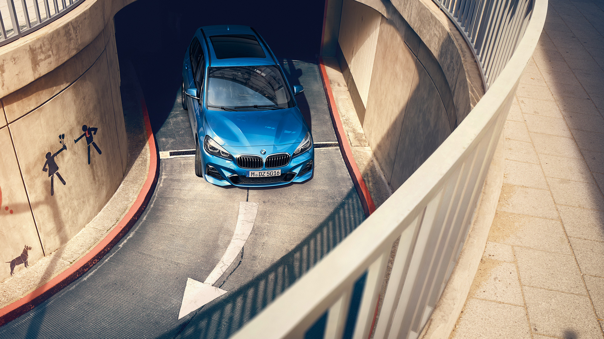BMW Série 2 Gran Tourer en mouvement dans un parking couvert F46 BMW Série 2 Gran Tourer F46 restylage 2018 Misano Blau metallic, vue en plongée, en mouvement dans un parking couvert
