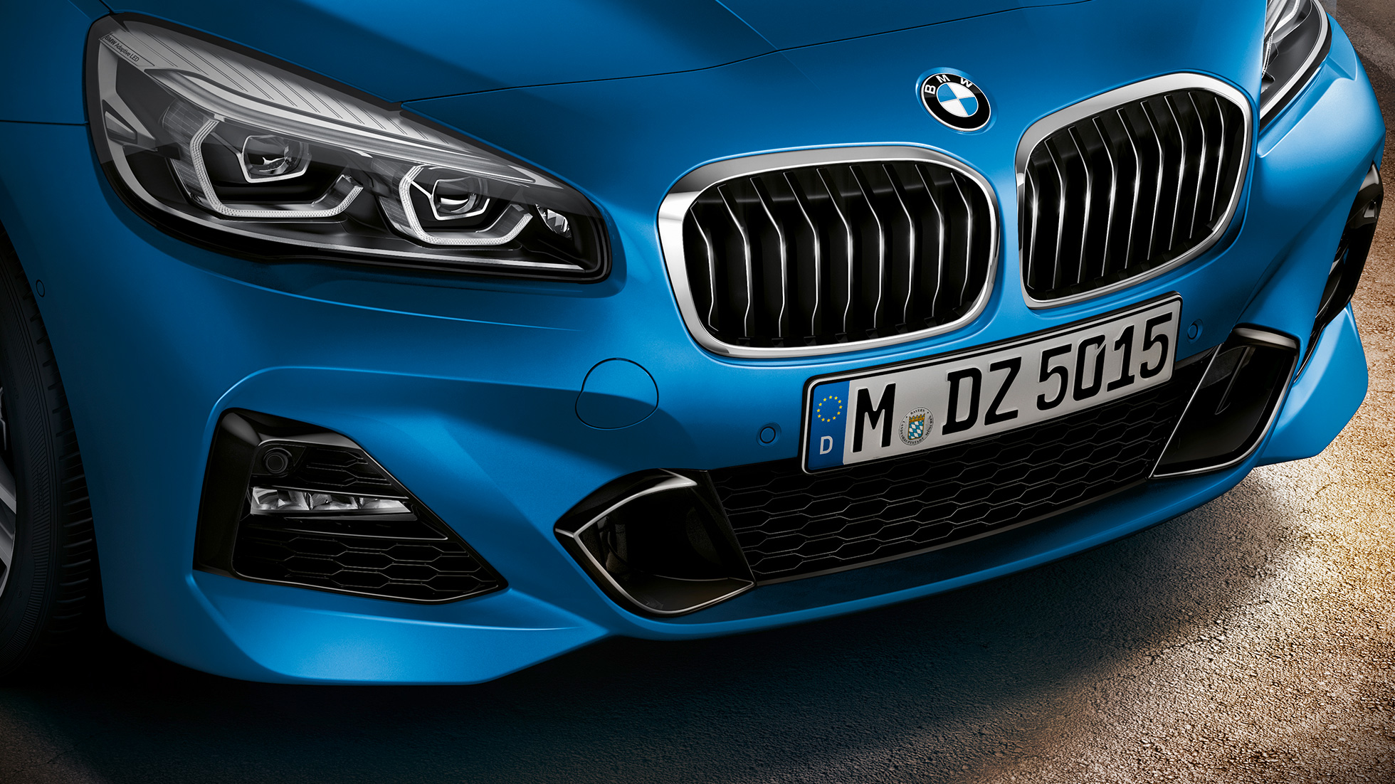 Doubles naseaux de la BMW Série 2 Gran Tourer F46 Doubles naseaux de la BMW Série 2 Gran Tourer F46 restylage 2018 Misano Blau metallic vue en gros plan avant