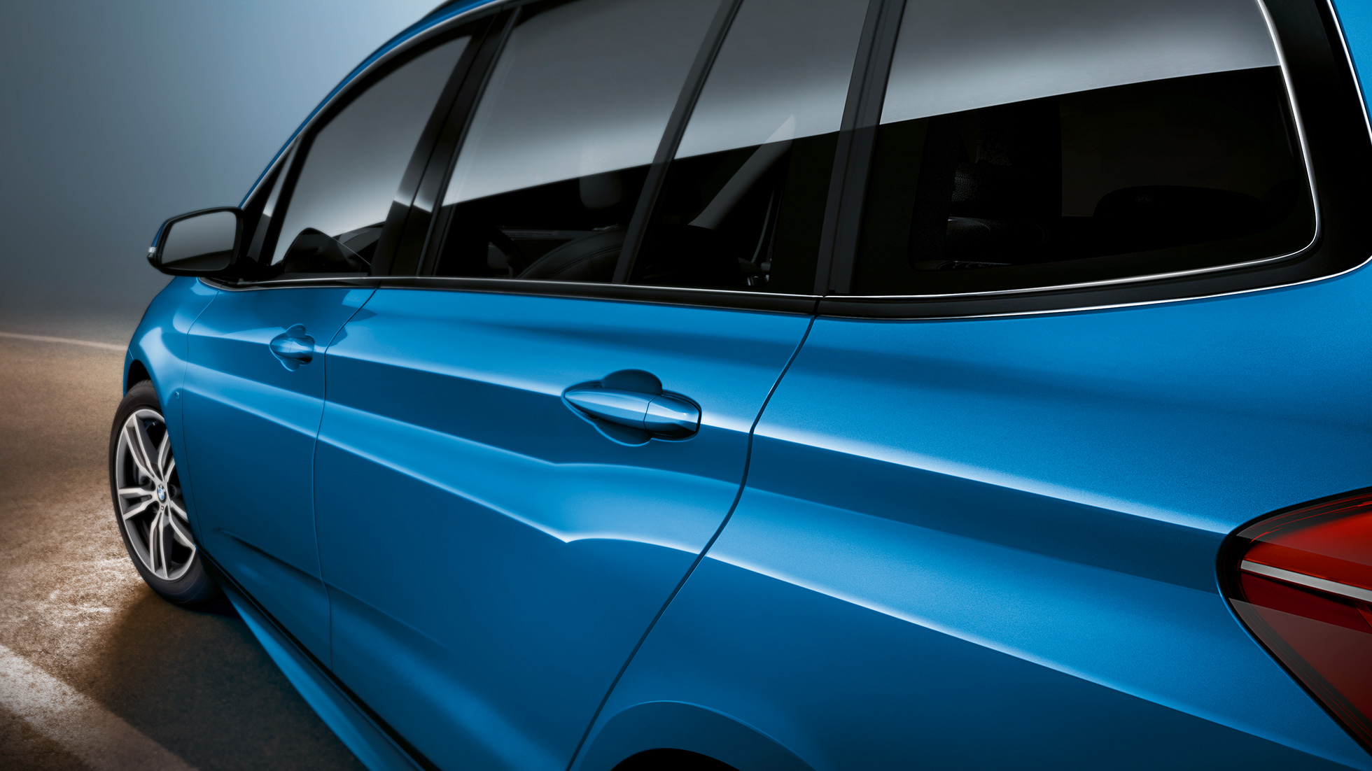 Profil de la BMW Série 2 Gran Tourer F46 Profil de la BMW Série 2 Gran Tourer F46 restylage 2018 Misano Blau metallic vue en gros plan