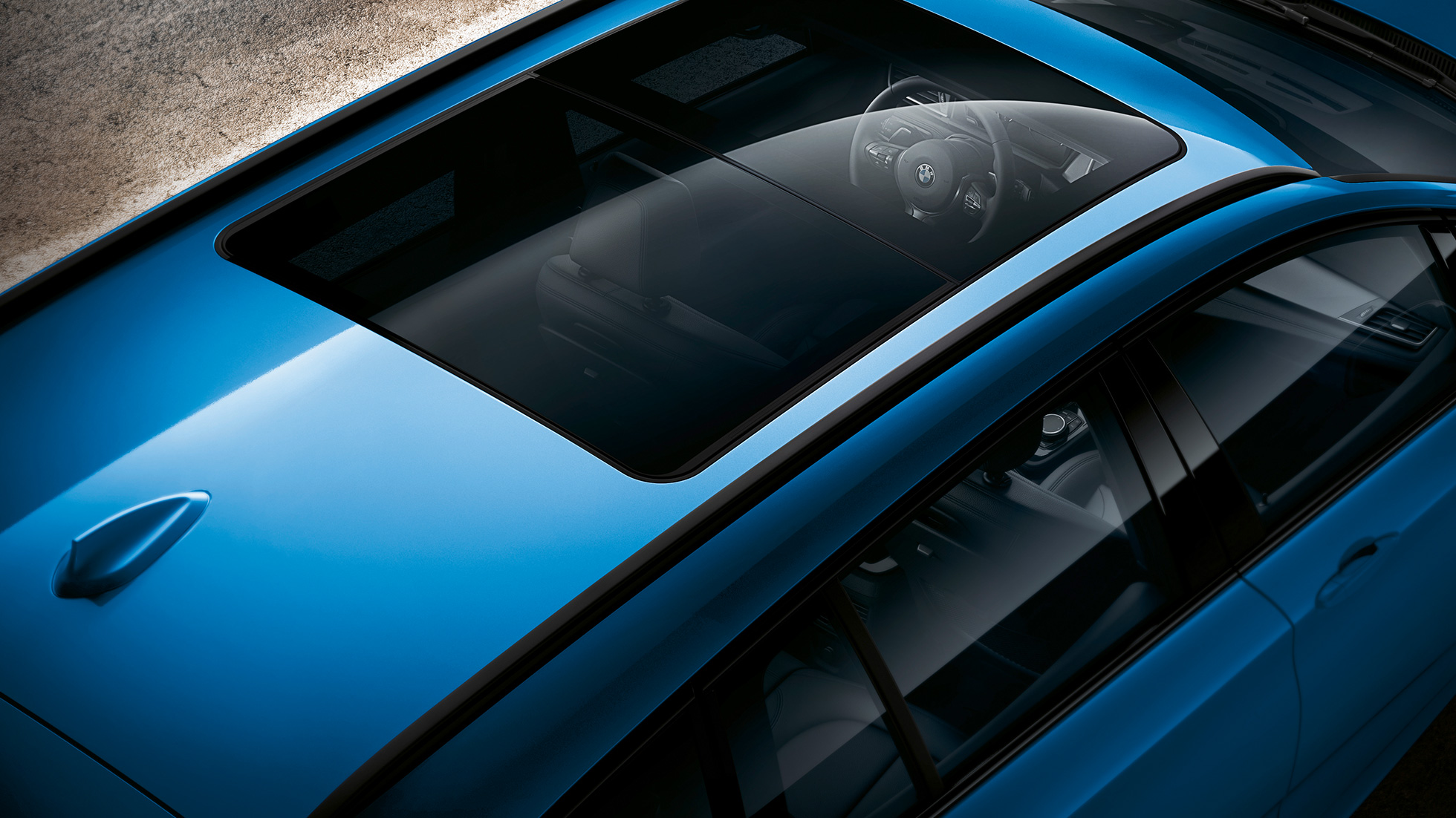 Toit panoramique de la BMW Série 2 Gran Tourer F46 Toit panoramique de la BMW Série 2 Gran Tourer F46 restylage 2018 Misano Blau metallic vue en plongée