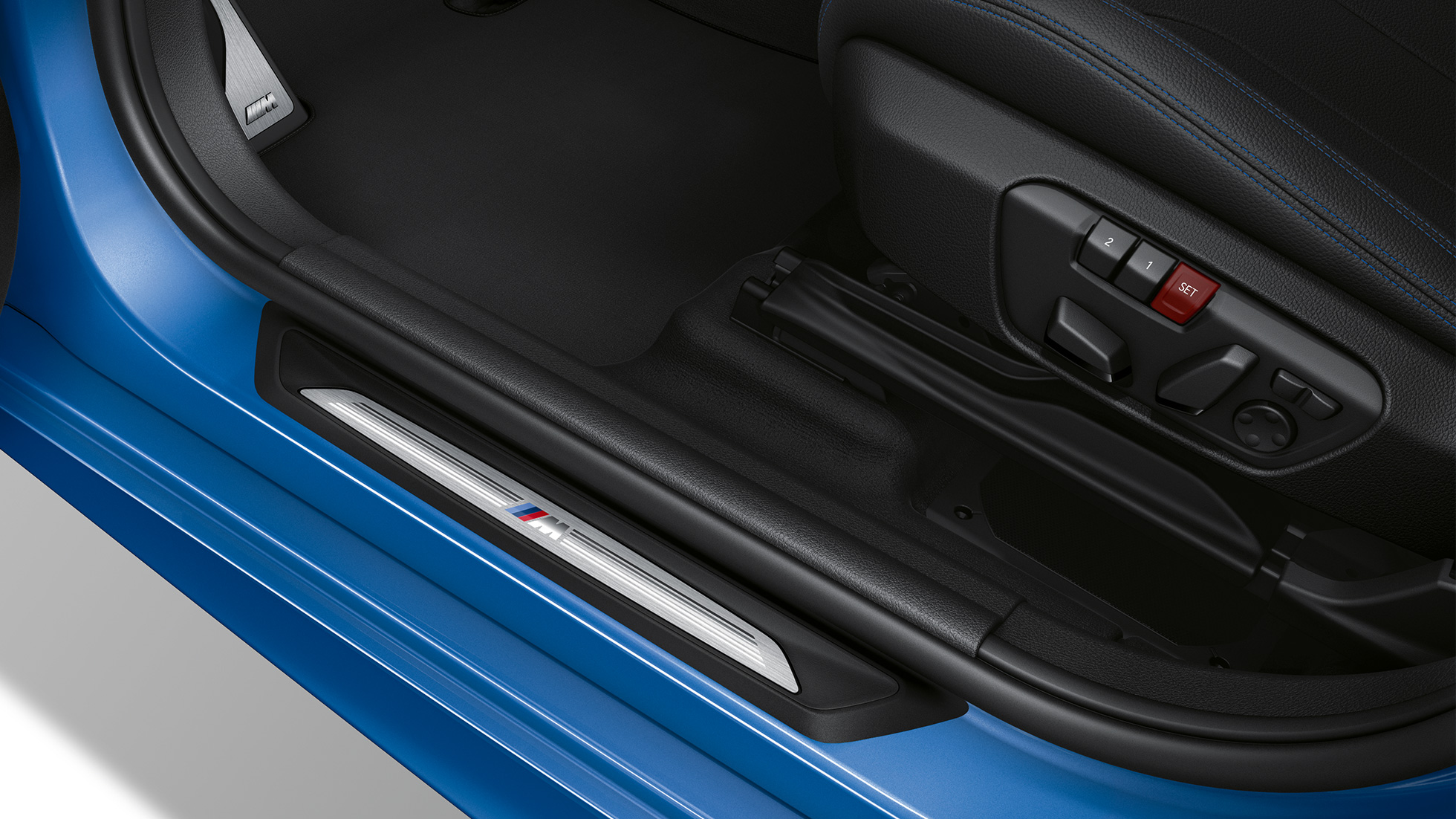 Seuils de portes de la BMW Série 2 Gran Tourer 220d xDrive, Modèle M Sport F46 2018 Misano Blau metallic, vue en gros plan 