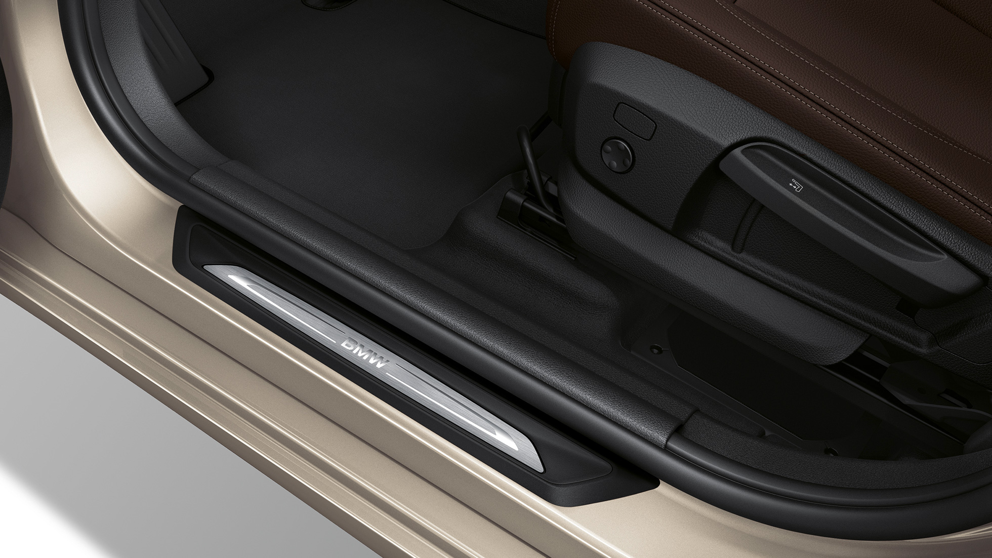 Seuils de portes de la BMW Série 2 Gran Tourer 218d xDrive, Modèle Luxury, F46 2018 Kaschmirsilber, vue en gros plan 