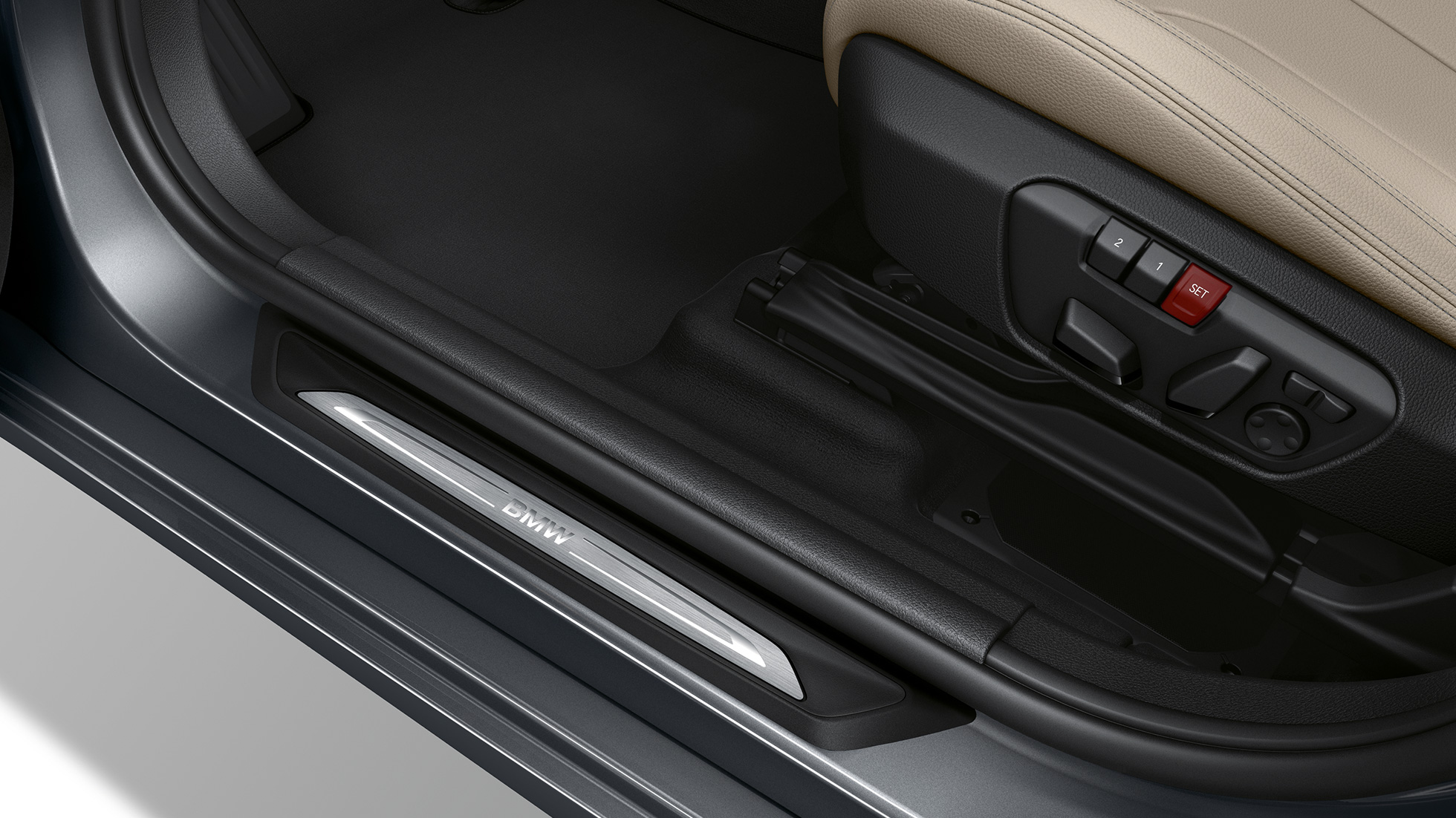 Seuils de portes de la BMW Série 2 Gran Tourer 220d, Modèle Sport, F46 2018 Mineralgrau metallic, vue en gros plan