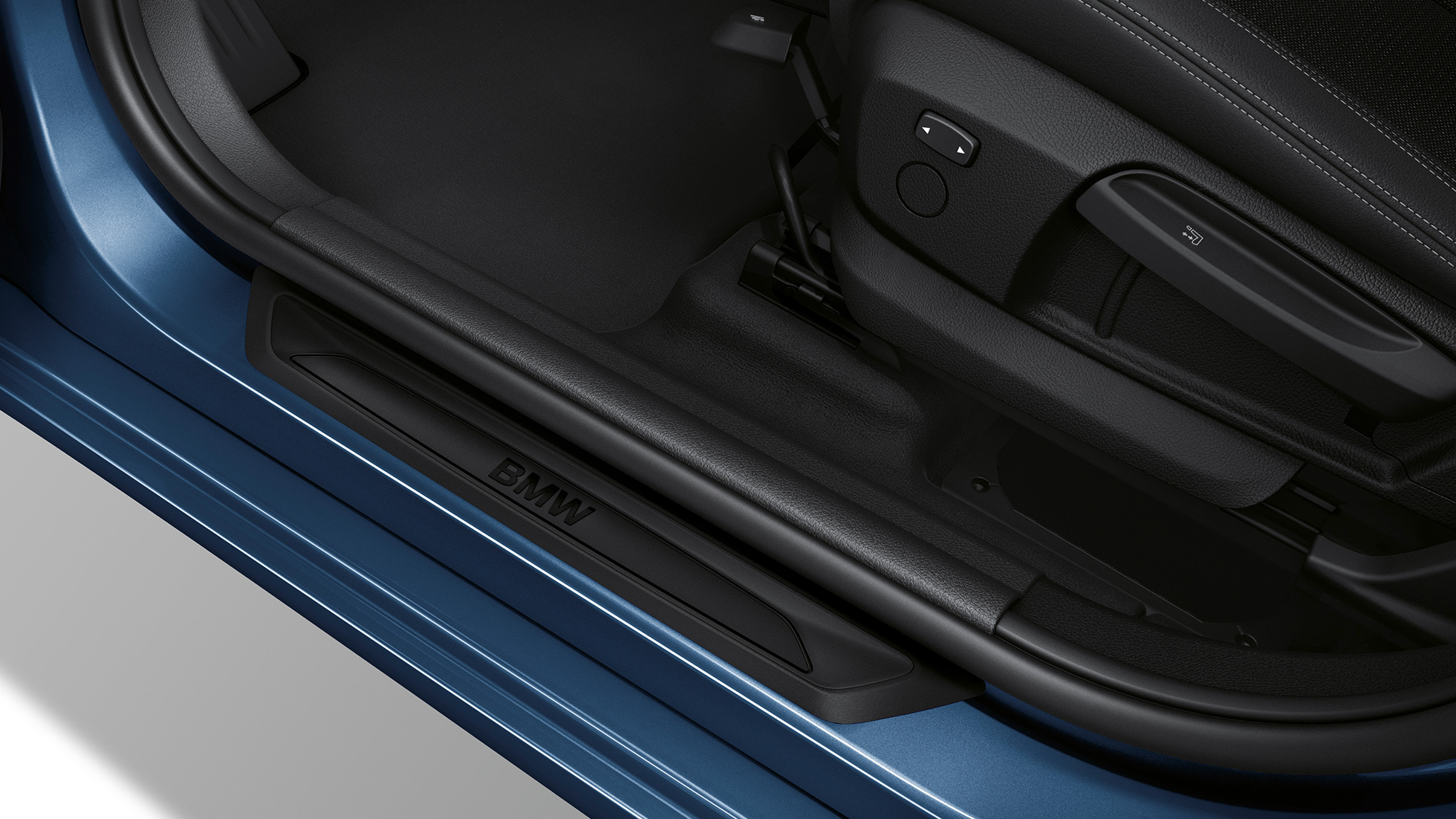 Seuils de portes de la BMW Série 2 Gran Tourer, Modèle Advantage Seuils de portes de la BMW Série 2 Gran Tourer 218i, Modèle Advantage, F46 2018 Mediterranblau metallic, vue en gros plan