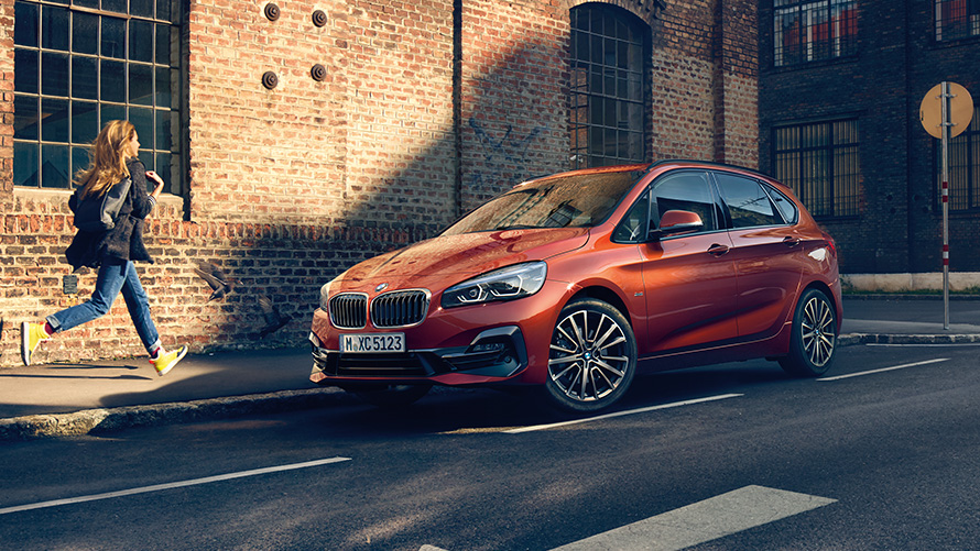 BMW Série 2 Active Tourer F45, vue de trois quarts de profil en mouvement sur la route BMW Série 2 Active Tourer F45, vue de trois quarts de profil en mouvement sur la route