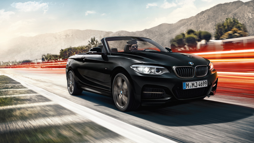 BMW Série 2 Cabrio F23, vue de trois quarts avant en mouvement sur la route BMW Série 2 Cabrio F23, vue de trois quarts avant en mouvement sur la route
