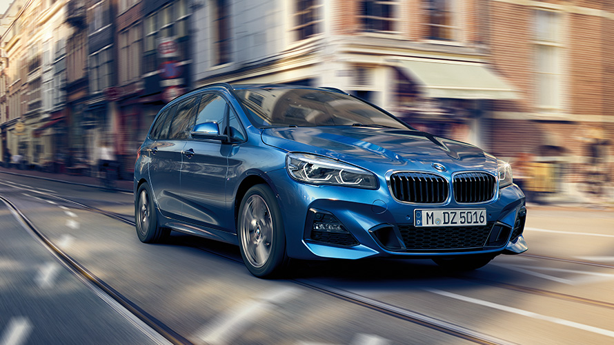BMW Série 2 Gran Tourer F46, vue de trois quarts avant en mouvement sur la route BMW Série 2 Gran Tourer F46, vue de trois quarts avant en mouvement sur la route