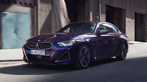 BMW Série 2 Coupé G42, vue de trois quarts avant en mouvement sur la route