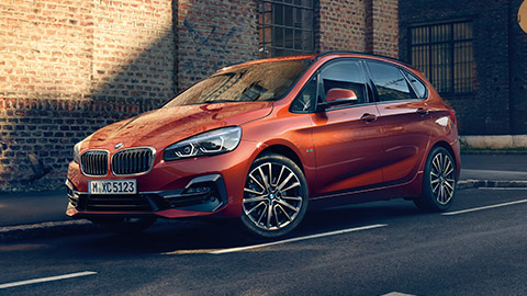 BMW Série 2 Active Tourer F45, vue de trois quarts de profil en mouvement sur la route
