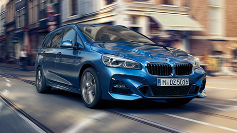 BMW Série 2 Gran Tourer F46, vue de trois quarts avant en mouvement sur la route