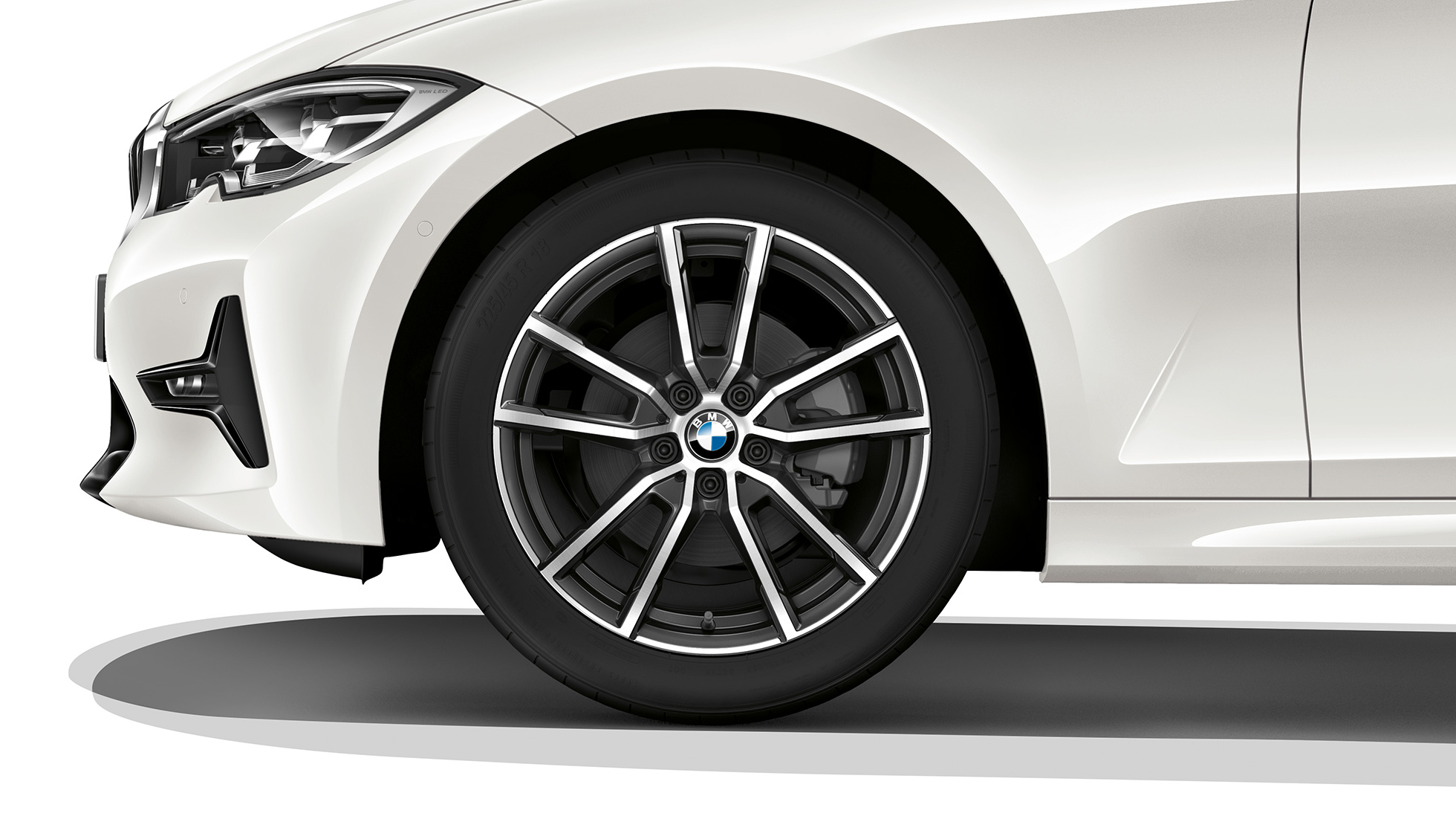 BMW Série 3 Berline, jante du Modèle Sport. Gros plan d’une jante en alliage léger de la BMW Série 3 Berline, dotée de l’équipement du Modèle Sport.