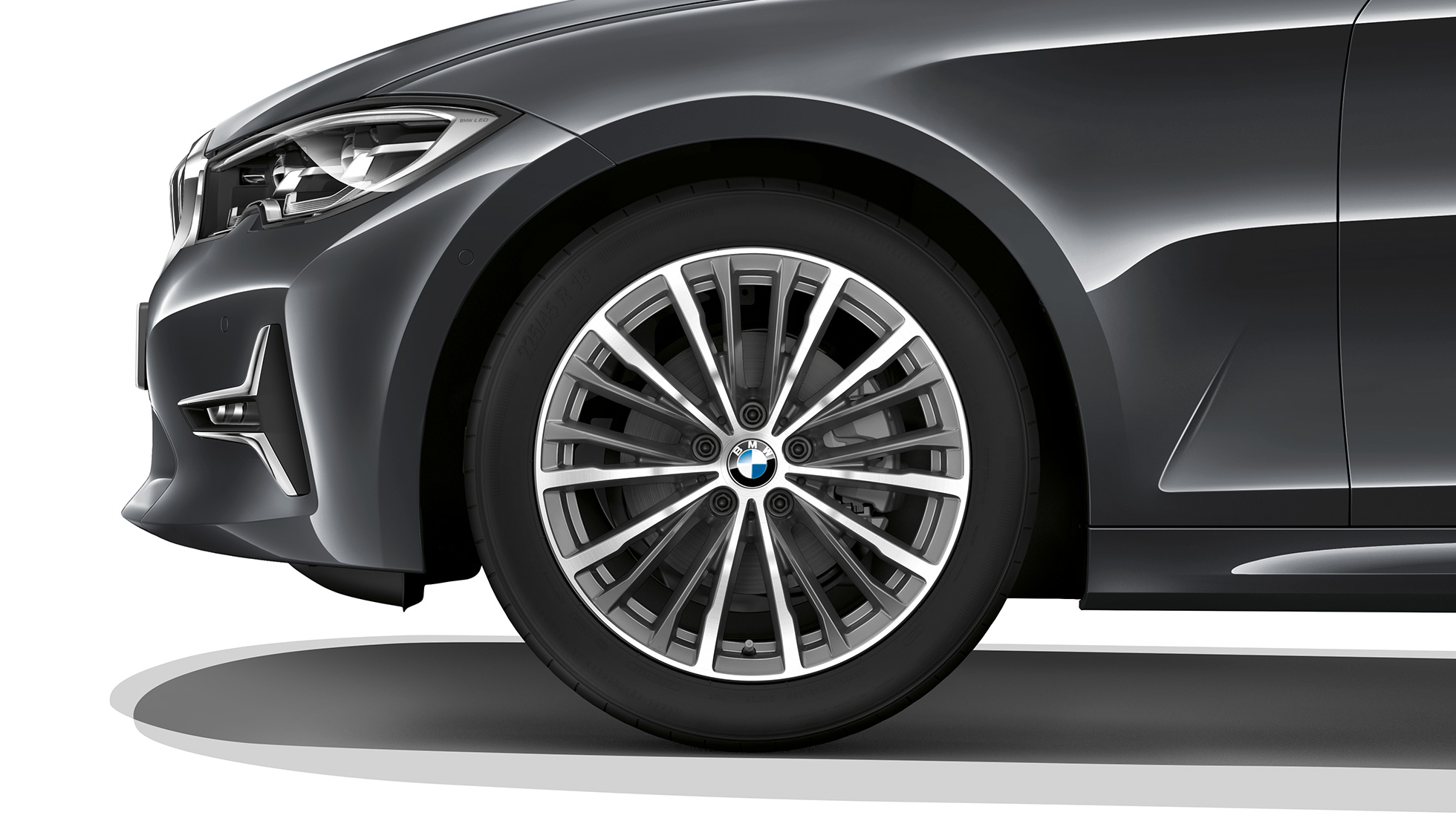 BMW Série 3 Berline, jante du Modèle Luxury. Gros plan d’une jante en alliage léger de la BMW Série 3 Berline, dotée de l’équipement du Modèle Luxury.