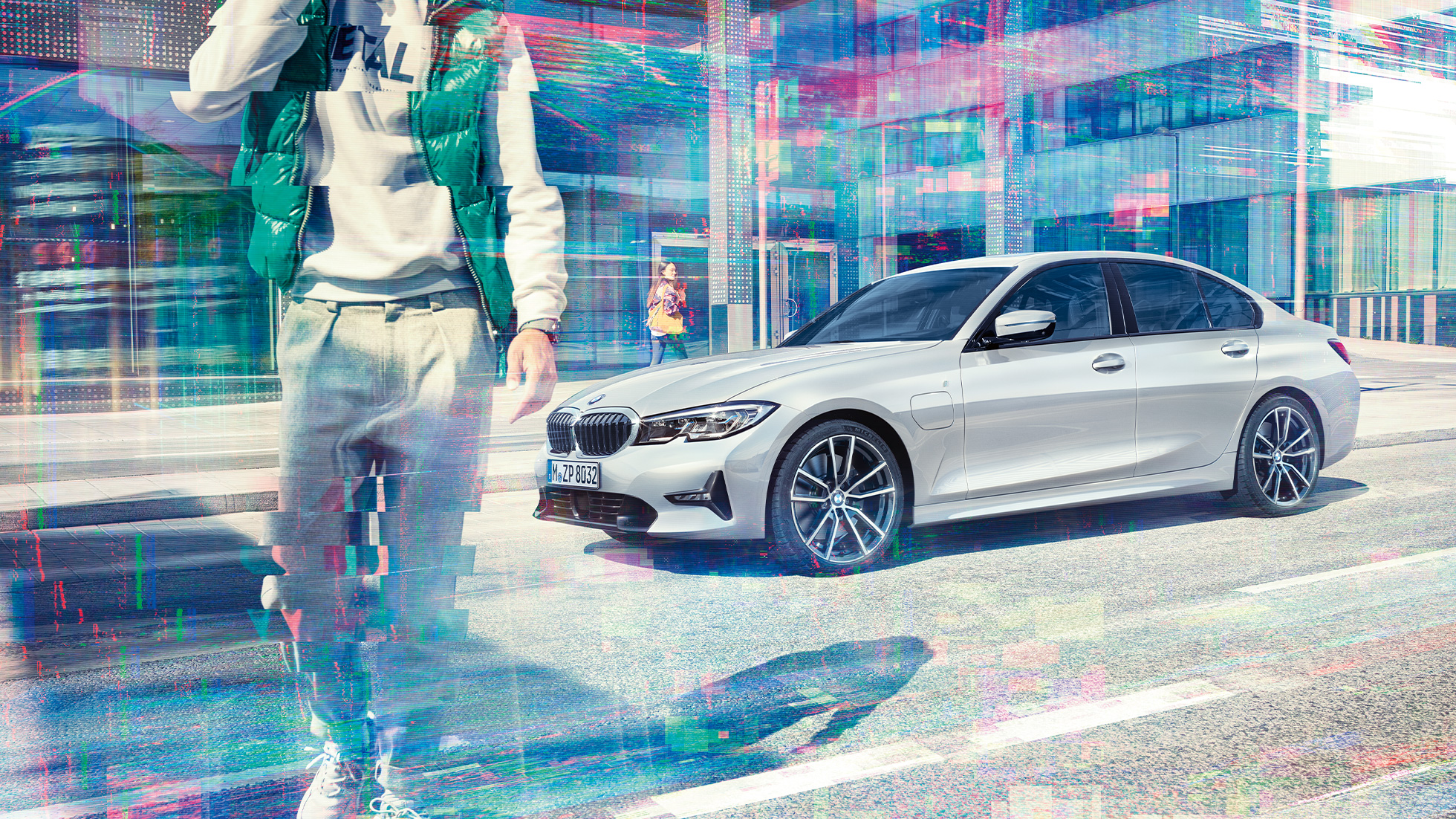 Vue latérale de la BMW Série 3 Berline BMW 330e G20 BMW Série 3 Berline BMW 330e G20 Glaciersilber metallic, vue latérale en mouvement