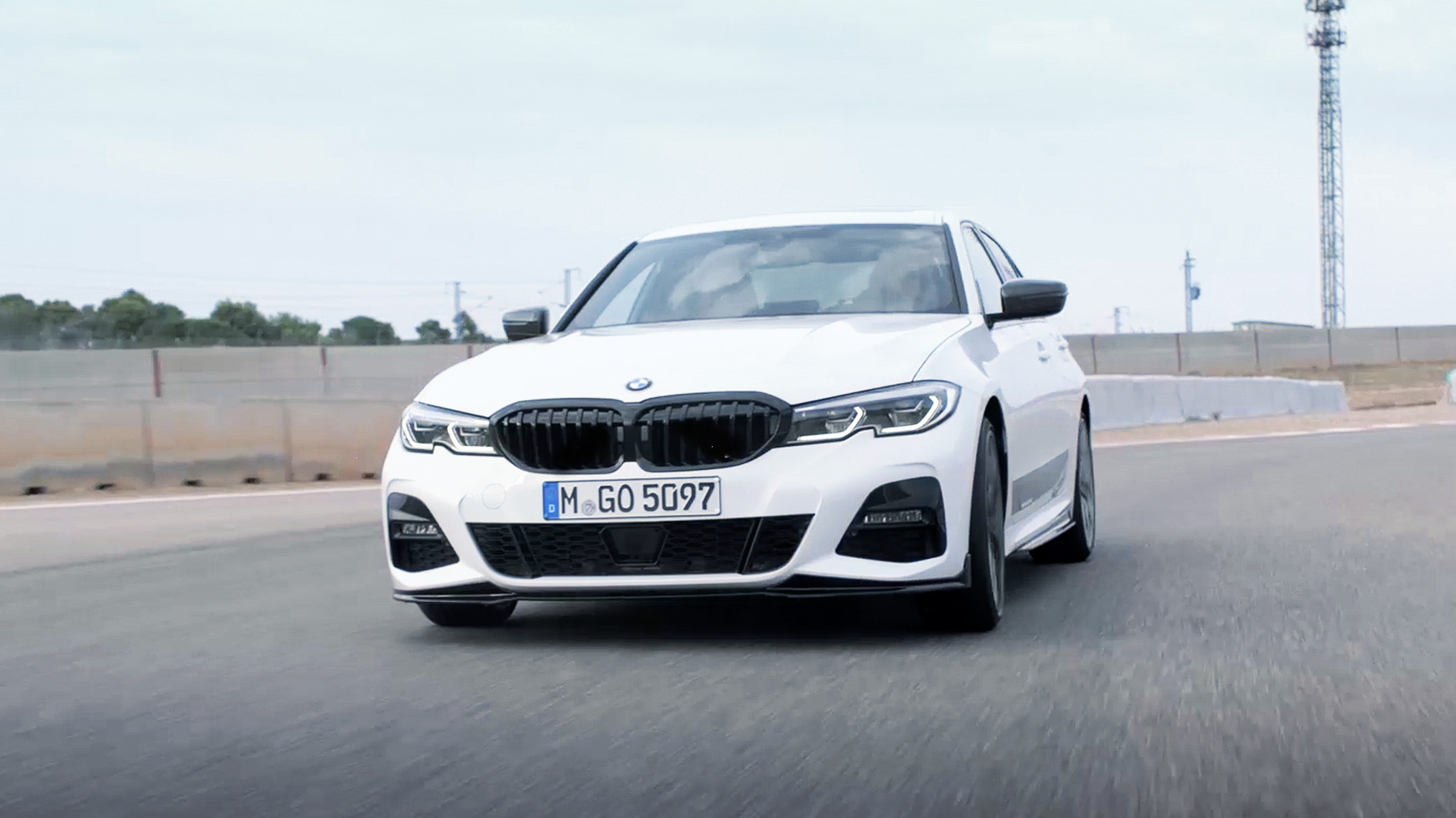 BMW Série 3 Berline avec M Performance Parts G20. Vue de trois quarts face de la BMW Série 3 Berline avec M Performance Parts G20.