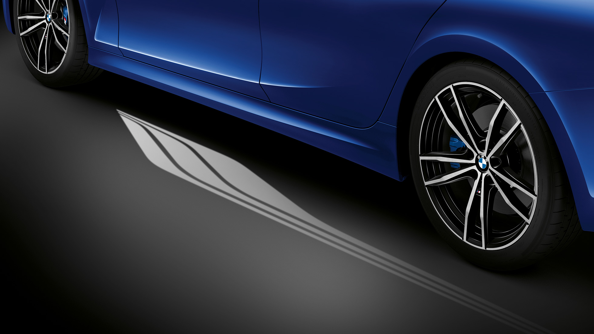 BMW Série 3 Berline, Welcome Light Carpet G20. Détail sur le côté de la portière conducteur ouverte avec Welcome Light Carpet G20.