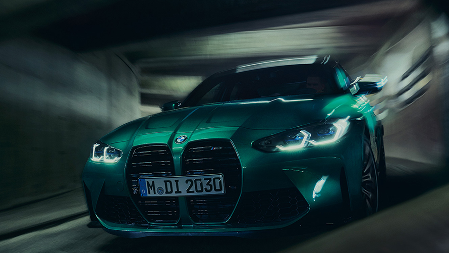 BMW M340i xDrive Limousine G20 Saphirschwarz metallic Frontansicht bei Fahrt