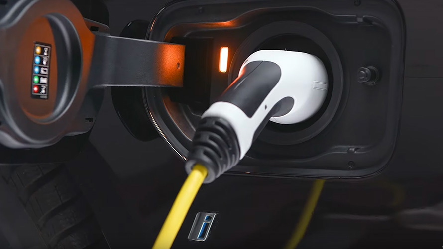 BMW 3er Limousine G20 BMW Plug-in-Hybrid mit Ladekabel angeschlossen Nahaufnahme