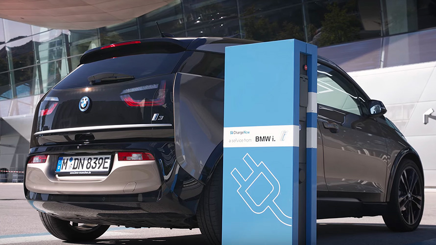 BMW 3er Limousine G20 BMW i3 an Ladestation Dreiviertel-Heckansicht